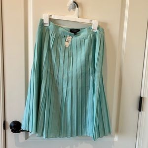 Pleated skirt, size 6
